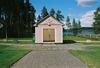 Bårhuset i trä med stående locklistpanel ligger i norr. 

Foton tagna vid inventeringen 2005 av Isa Lindkvist, bebyggelseantikvarie & Christina Persson, bebyggelseantikvarie vid Jämtlands läns museum.