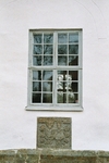 Rackeby kyrka. Fönster samt inmurad gravhäll i nordfasaden. Neg.nr 03/119:14