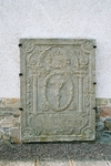Örslösa kyrka, gravhäll utmed korets östfasad. Neg.nr 03/155:10