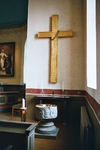 Interiör Otterstads kyrka. Äldre altarprydnad, dopaltare och dopfunt. Neg.nr 03/101:19.