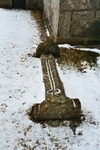 Gösslunda kyrkogård. En så kallad Eskilstunakista med stavkorsprydd lockhäll. Neg.nr 03/113:03