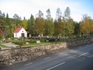 Bräcke kyrka, norra kyrkogården med bårhus. 
