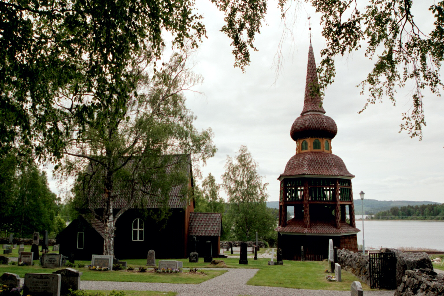 Håsjö gamla kyrka med kyrkogård och klockstapel. 