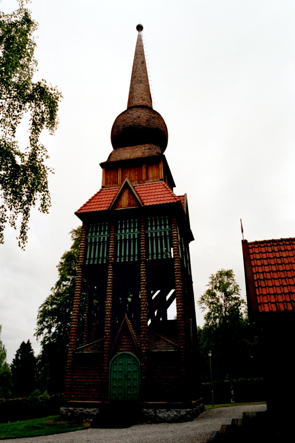Håsjö kyrka, kyrkogård, klockstapeln. 