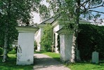 Sundsjö kyrkas kyrkogård, grindstolpar öst. 

Foton tagna vid inventering av Isa Sundqvist & Christina Persson, Jämtlands läns museum 2005-2006. 