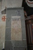 Muralmålning på triumfbågens S vederlag vars inskription är skriven på hexameter, försedd med rim, talbokstäverna som bildar årtalet 1361 och den innehåller också talmagi
