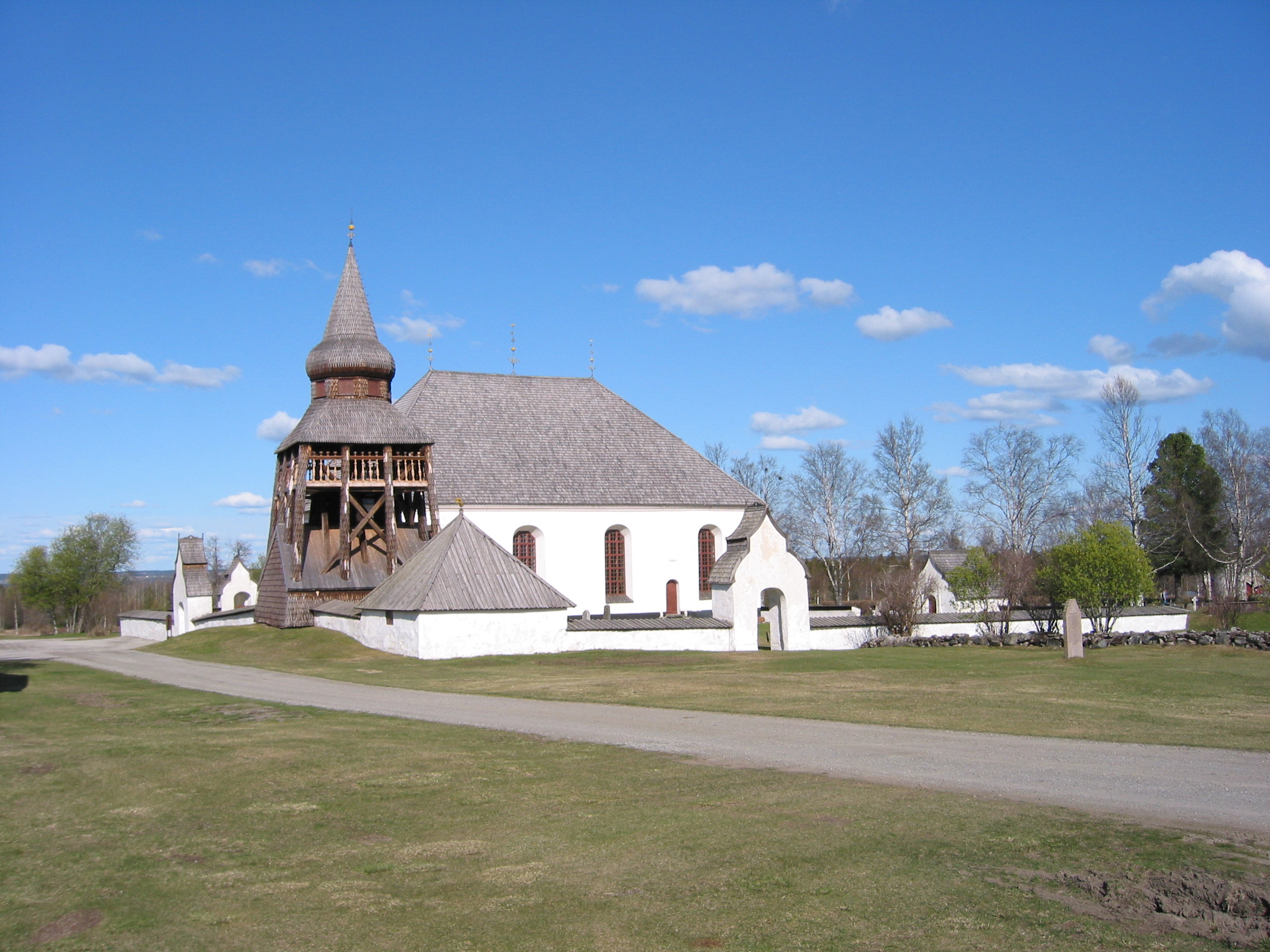 Ovikens gamla kyrka med omgivande kyrkogårs, vy från söder. 
