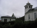 Tännäs kyrka med omgivande kyrkogård sedd från sydöst.