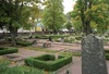 Kyrkogårdens två delar skiljer sig markant åt, den södra har en tydlig karaktär från förra sekelskiftet medan den i norr präglas av efterkrigstidens moderna uttryck. (på bilden den Södra)