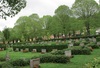 Kyrkogårdens två delar skiljer sig markant åt, den södra har en tydlig karaktär från förra sekelskiftet medan den i norr präglas av efterkrigstidens moderna uttryck. (på bilden den nyare)