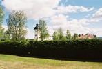 Hammerdals kyrka, kyrkomiljön, vy mot kyrkan & kyrkogården från sydväst.

Bilderna är tagna av Martin Lagergren & Emelie Petersson, bebyggelseantikvarier vid Jämtlands läns museum, i samband med inventeringen, 2004-2005. 