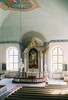 Hammerdals kyrka, interiör, kyrkorummet, altaret. 

Inpassad mot målningen står Edler den yngres altaruppsats, en arkitektoniskt uppbyggd, rundbågad uppställning med tydlig karaktär av 1800-talets mitt i formspråket och i symboliken med förgyllda palmblad, kalk och kors. Rundbågen avslutas uppåt med en stor strålsol med Jahvetriangeln mot ett moln och den infattar altartavlan, målad av axel Gustaf Hertzberg från grannsocknen Häggenås. Det är akademimåleri av hög kvalitet med en dramatisk ton tack vare en mörk suggestiv bakgrundshimmel och den kraftfulle Jesusfiguren på korset, omgiven av de sörjande kvinnorna. Den starka laddningen i tavlan gör att den präglar koret mer än vad som är vanligt i de jämtländska kyrkorna där ofta skenperspektiv och draperimålningar tar överhanden. Altarbordet har förgyllda fyllningslister och en snidad symbolisk framställning med förgylld törnekrona med palmblad. Den samtida altarringen är bred och öppen in mot altaruppsatsen. Ovanför det med vinrött sammet klädda knäfallet reser sig en balustrad med marmorerade dockor som flankerar ett rikt snidat och förgyllt mittparti med ymnighetshorn och växtrankor. 

Bilderna är tagna av Martin Lagergren & Emelie Petersson, bebyggelseantikvarier vid Jämtlands läns museum, i samband med inventeringen, 2004-2005. 