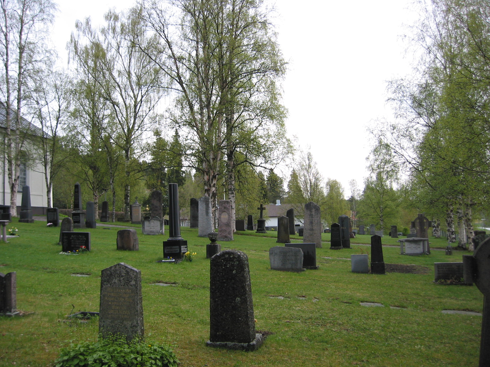 Mörsils kyrkas kyrkogård, vy från sydväst. 