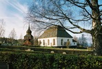 Hallens kyrka med omgivande kyrkogård & klockstapel. Vy från öster.

Bilderna är tagna av Christina Persson & Isa Lindkvist, bebyggelseantikvarier vid Jämtlands läns museum, i samband med inventeringen, 2004-2005.