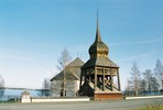 Hallens kyrka med omgivande kyrkogård & klockstapel. Vy från väster. 

Bilderna är tagna av Christina Persson & Isa Lindkvist, bebyggelseantikvarier vid Jämtlands läns museum, i samband med inventeringen, 2004-2005.