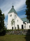 Vinnerstads kyrka och f d kantorsbostaden från söder.