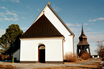 Frösö kyrka med omgivande kyrkogård samt klockstapel, vy från väster. 