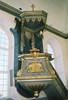 Kyrkås kyrka, interiör, kyrkorummet, predikstolen. 

Predikstolen från 1843 har svängd korg som liksom trappan är marmorerad i gråblå nyanser. Korgens konkava fyllningar pryds av snidade, förgyllda kristna symboler som kors, kalk och nummertavla. Ljudtaket är av baldakintyp med gyllene tofsar och krönt av ett kors med törne. Övrig utsmyckning utgörs av snidade akantus- och rossniderier och ett änglahuvud vid bokpallen. Förgyllning varierar i äkthet, skick och kvalitet. Mellan ljudtak och korg hänger en snidad drapering i silver och det festliga intrycket förstärks av den bevarade draperimålningen bakom predikstolen vilken bidrar till att denna tilldrar sig lika mycket av uppmärksamheten som altaruppsatsen.  

Bilderna är tagna av Martin Lagergren & Emelie Petersson, bebyggelseantikvarier vid Jämtlands läns museum, i samband med inventeringen, 2004-2005.
