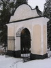 Hässjö kyrkas kyrkogård, västra stegporten, vy från nordöst. 
