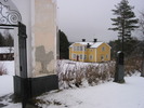 Hässjö kyrkas kyrkogård. Prästgården sedd från den östra stegporten, vy från nordväst. 