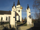 Torps kyrka med omgivande kyrkogård, stigporten, vy från söder. 