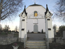 Torps kyrka med omgivande kyrkogård, västra entrén med stigporten, vy från väster 