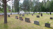 Lungö kapells kyrkogård, vy från nordväst.

"En bit nordväst om kapellet ligger en rektangulärt formad kyrkogård"