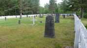 Lungö kapells kyrkogård, vy från söder. 

"En bit nordväst om kapellet ligger en rektangulärt formad kyrkogård"