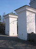 Häggdångers kyrka med omgivande kyrkogård, den västra stegporten.