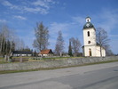 Högsjö kyrka med omgivande kyrkogård samt gravkapellet, vy från sydväst. 