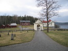 Högsjö kyrkas kyrkogård, stigporten från nordöst. 
