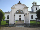 Resele kyrka med omgivande kyrkogård, stigportarna i söder, vy från söder. 