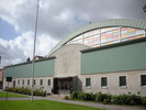 Uddevalla gamla idrottshall med det karaktäristiskt välvda taket över den stora inomhusplanen. 