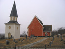 Sånga kyrka med omgivande kyrkogård/kyrkotomt samt med klockstapeln, vy från nordöst