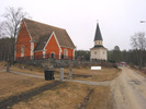 Sånga kyrka med omgivande kyrkogård/kyrkotomt samt med klockstapeln, vy från sydväst.