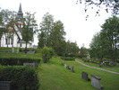 Ullåkers kyrka med omgivande kyrkogård, vy över norra kyrkotomten från öster. 