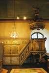 Predikstolen i rokokostil snidades 1758 av Johan Joachim Beckman. 