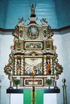 Altaruppsatsen i fyra våningar har enligt uppgift skänkts till kyrkan före år 1726. 