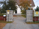 Anundsjö kyrka med omgivande kyrkogård, stigporten i söder. 