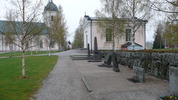 Arnäs Kyrka med omgivande kyrkogård samt också Kapellet "Kärlekens kapell".