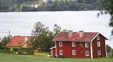Mickelsgård, mangårdsbyggnad och ladugård.
