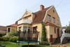 Mycket tidstypisk villa i 1920-talsklassicistisk stil.