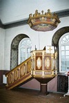 Predikstolen byggdes i samband med renoveringen 1918-20 och ritades av konstnären John Hedaeus, som även utförde målningarna i fönsternischerna. 