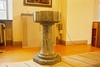 Dopfunten i Kinnarumma kyrka, placerad i korets södra del, från NÖ.
