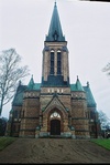 Seglora kyrka med torn i väster.
