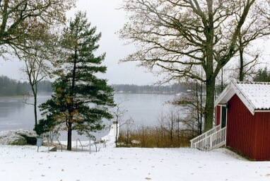 Badbryggan och bastun på Gräsvikens kurs- och lägergård vid Öresjö.