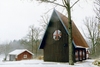Gräsvikens kapell på Gräsvikens kurs- och lägergård med förrådet till vänster i bild och bakom kapellet skymtar Sjöstugan.
