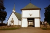 Norra Björke kyrka och stigport med klocktorn.