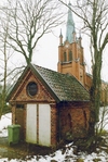 Trollhättans kyrka och dess lilla likbod, som numer används som förråd.