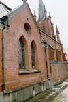 Västra sidan av Trollhättans kyrka är tillbyggd i olika omgångar och närmast i bild syns sakristian från 1896.